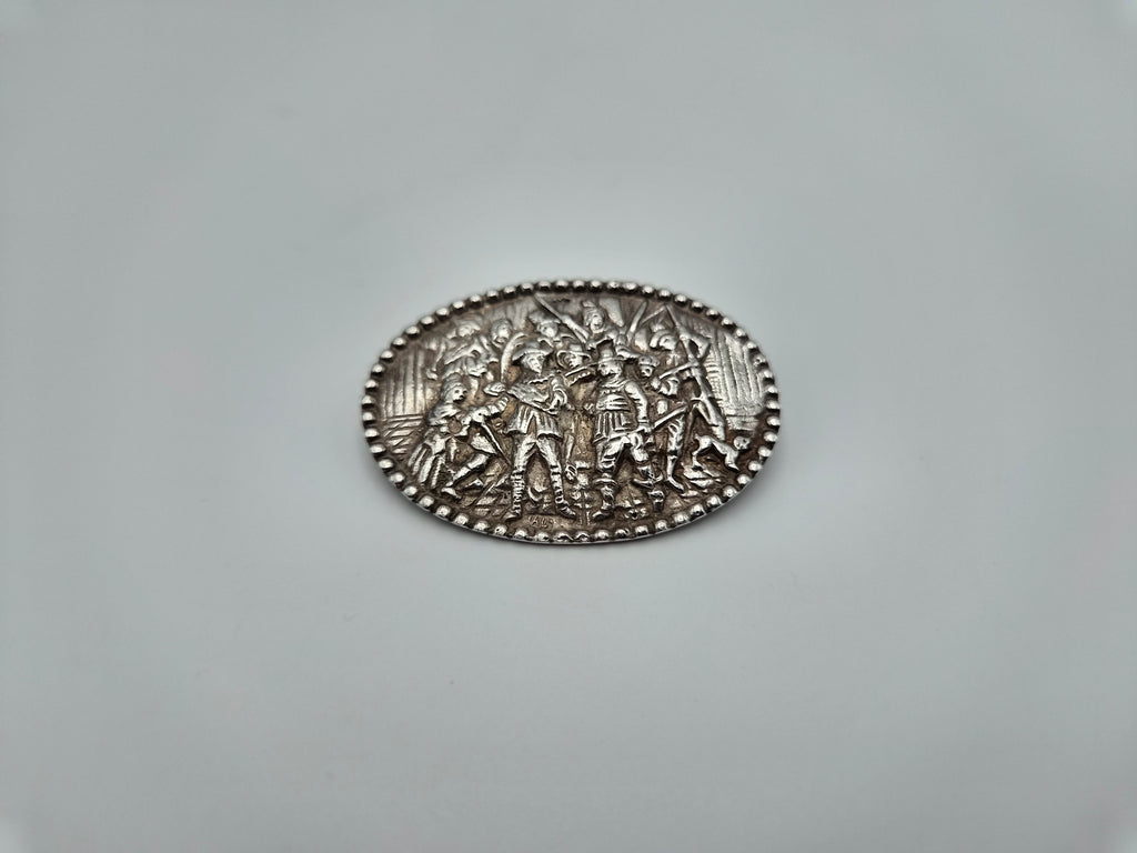 Broche met De Nachtwacht, reliëfvoorstelling en dolkje als keurmerk