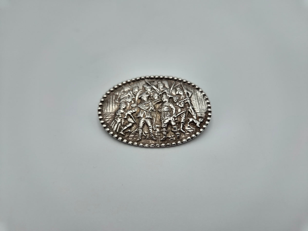 Broche met De Nachtwacht, reliëfvoorstelling en dolkje als keurmerk