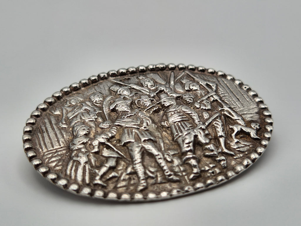 Broche met De Nachtwacht, reliëfvoorstelling en dolkje als keurmerk