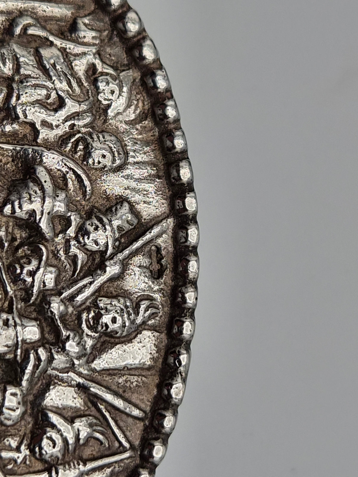 Broche met De Nachtwacht, reliëfvoorstelling en dolkje als keurmerk