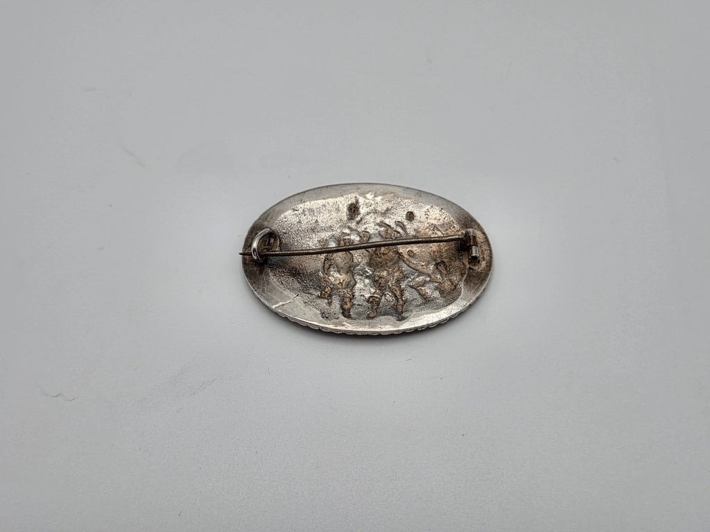 Broche met De Nachtwacht, reliëfvoorstelling en dolkje als keurmerk
