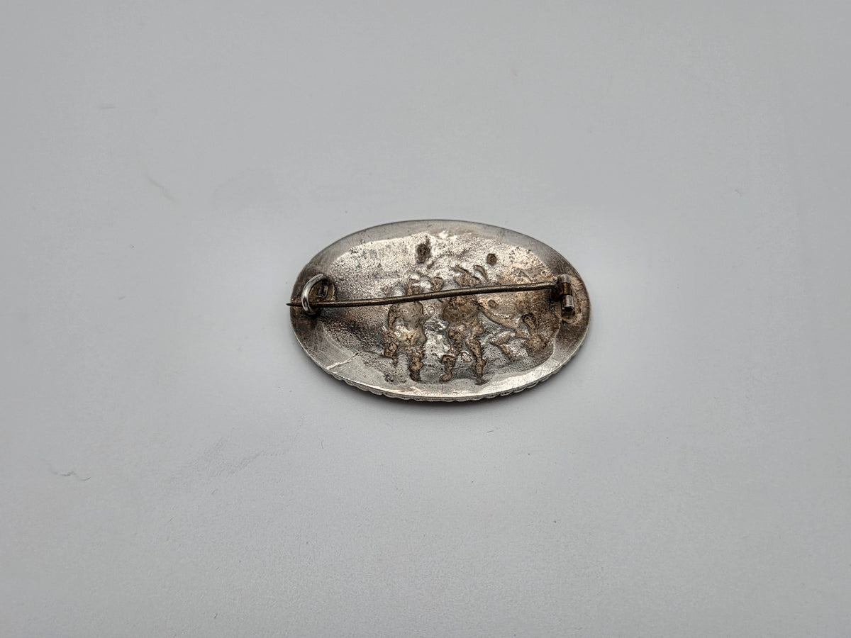 Broche met De Nachtwacht, reliëfvoorstelling en dolkje als keurmerk