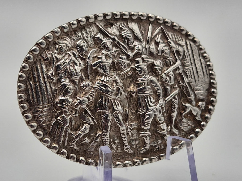 Broche met De Nachtwacht, reliëfvoorstelling en dolkje als keurmerk