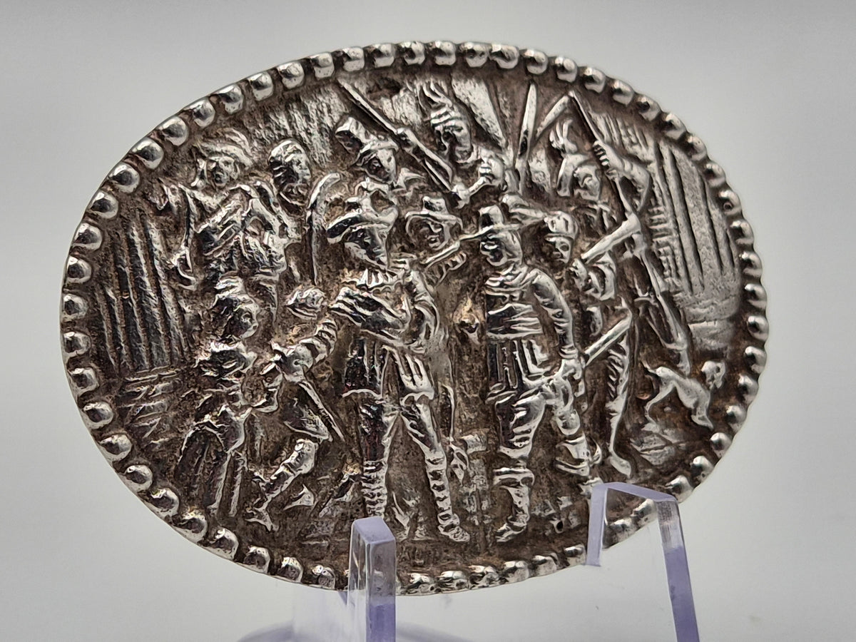 Broche met De Nachtwacht, reliëfvoorstelling en dolkje als keurmerk