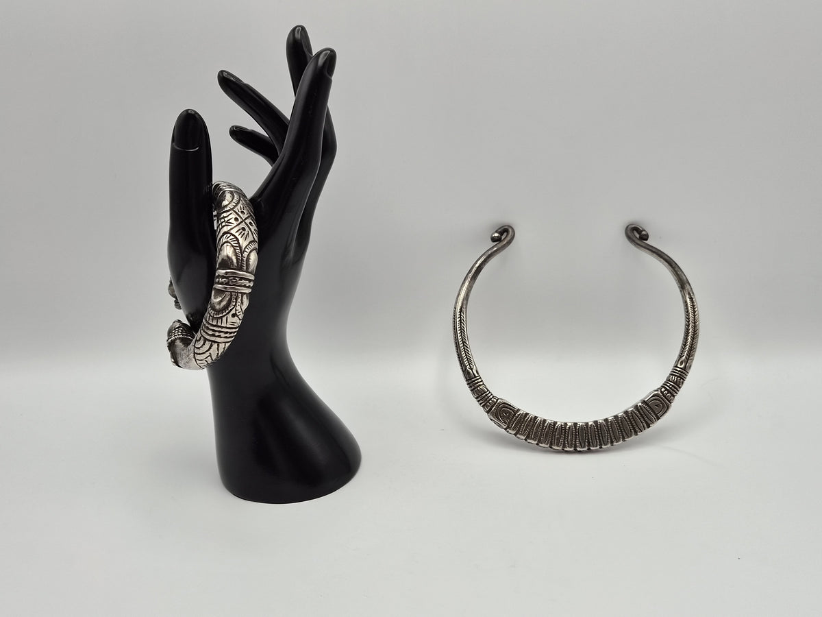 Tribale Kalli-armband en Hansli-torquehalsketting – rijk gegraveerde sieradenset