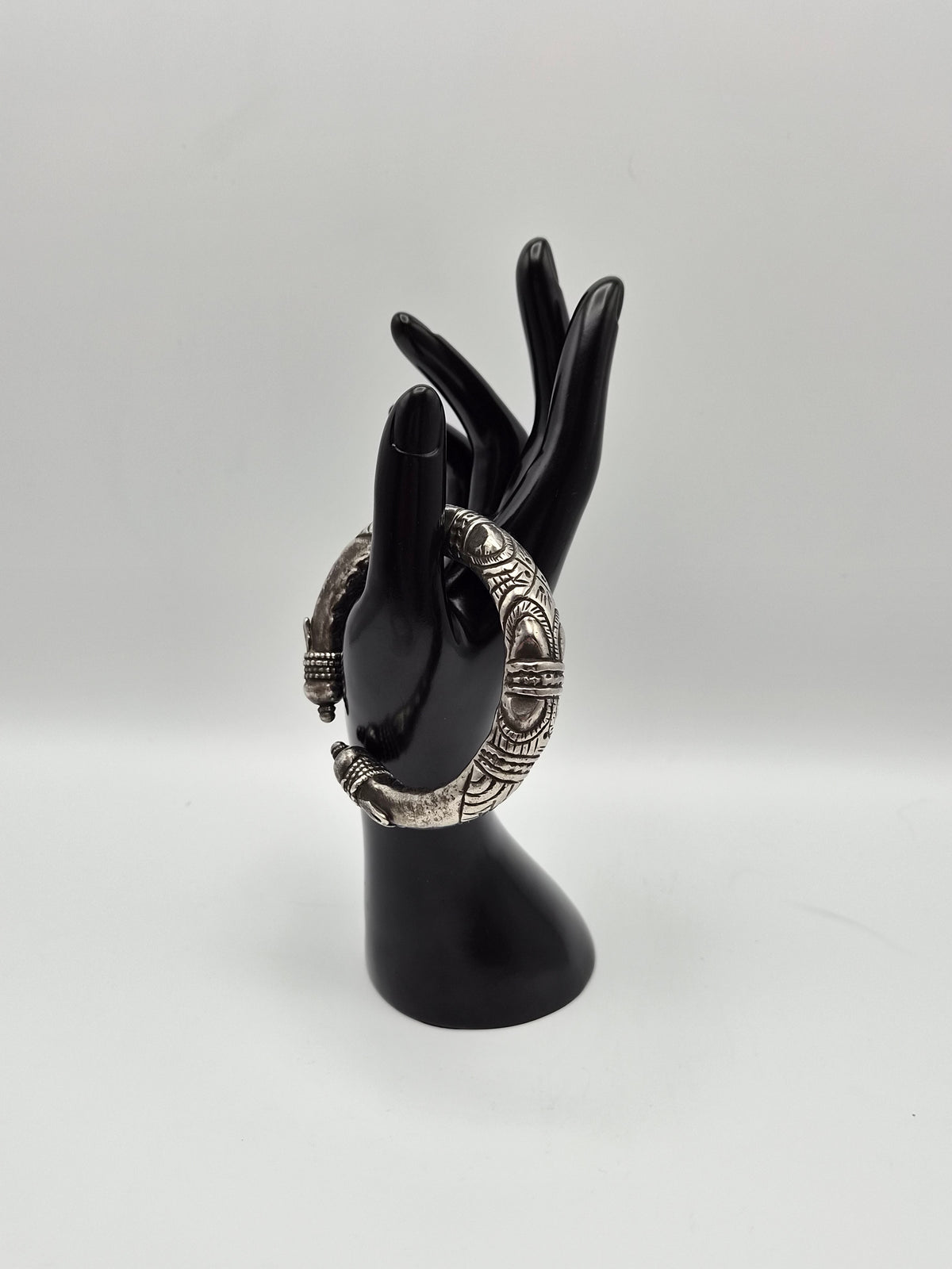 Tribale Kalli-armband en Hansli-torquehalsketting – rijk gegraveerde sieradenset