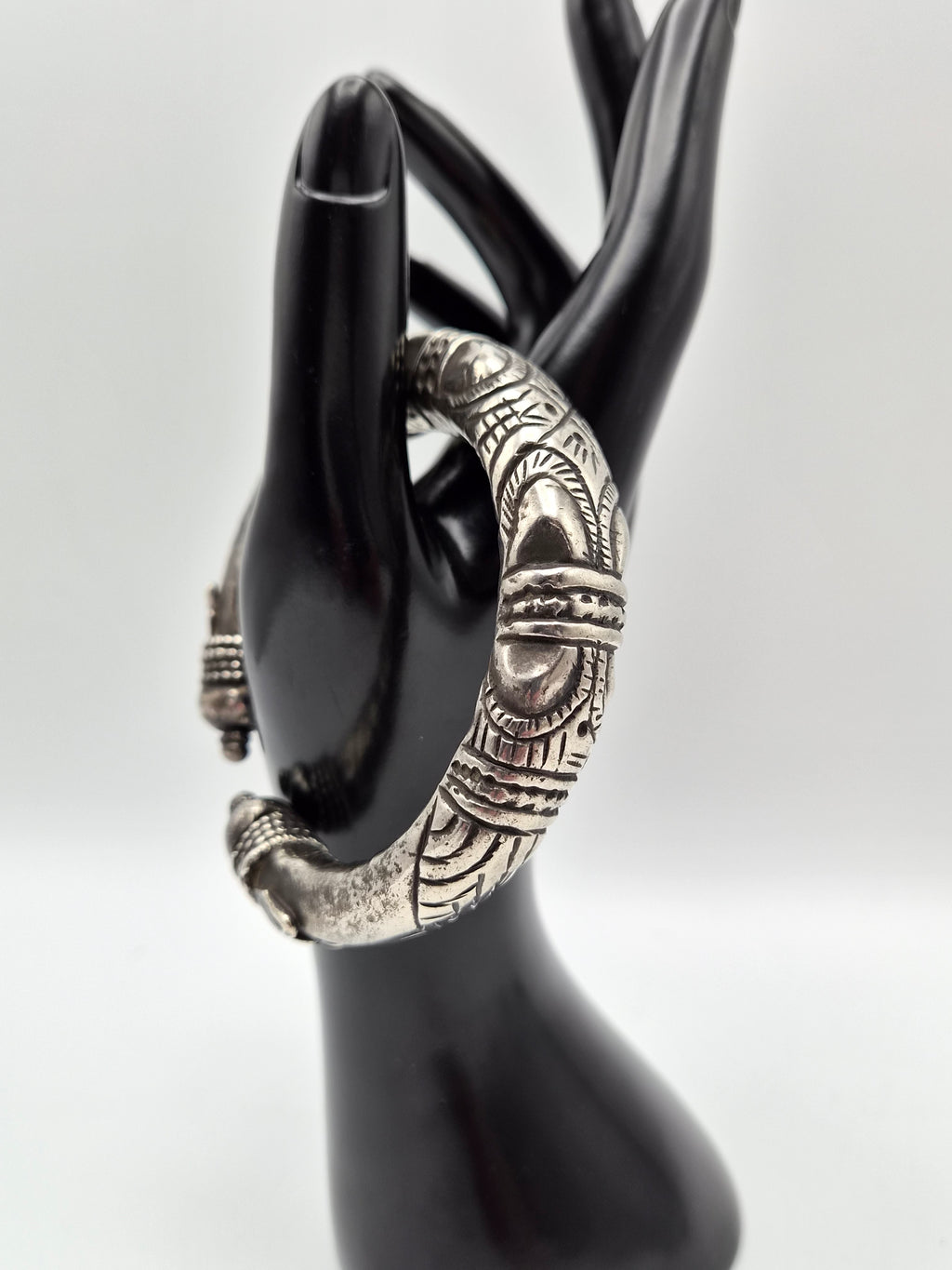 Tribale Kalli-armband en Hansli-torquehalsketting – rijk gegraveerde sieradenset