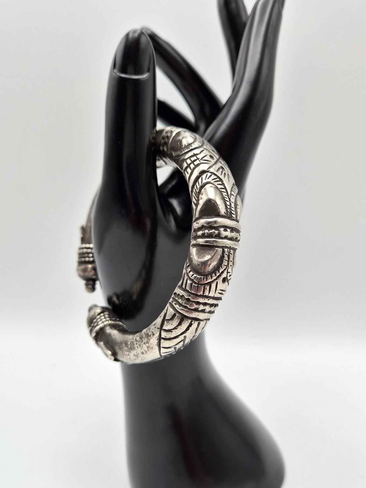 Tribale Kalli-armband en Hansli-torquehalsketting – rijk gegraveerde sieradenset