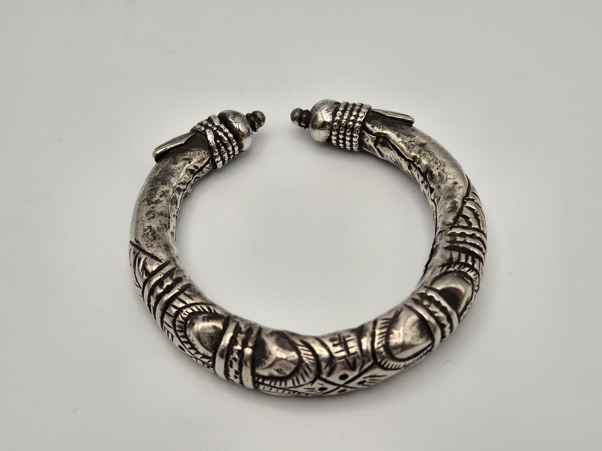 Tribale Kalli-armband en Hansli-torquehalsketting – rijk gegraveerde sieradenset