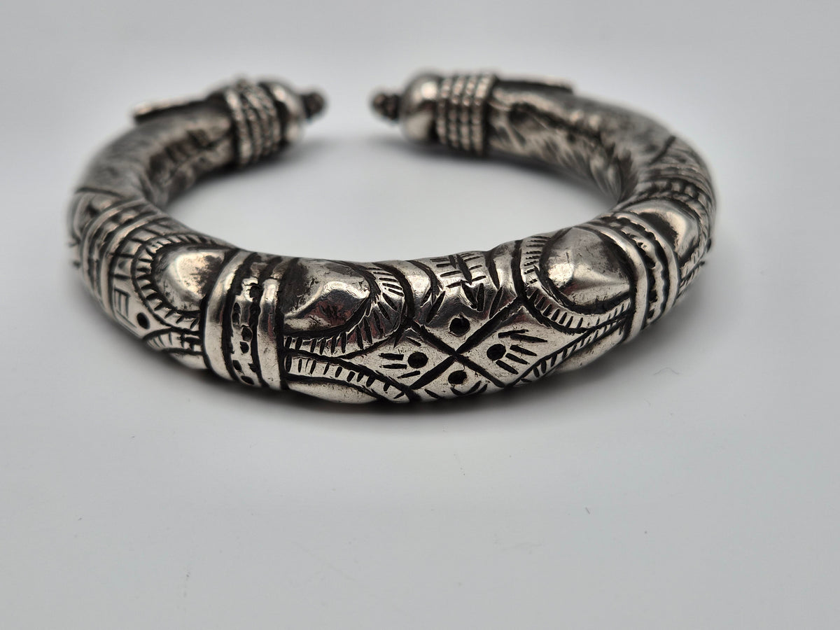 Tribale Kalli-armband en Hansli-torquehalsketting – rijk gegraveerde sieradenset