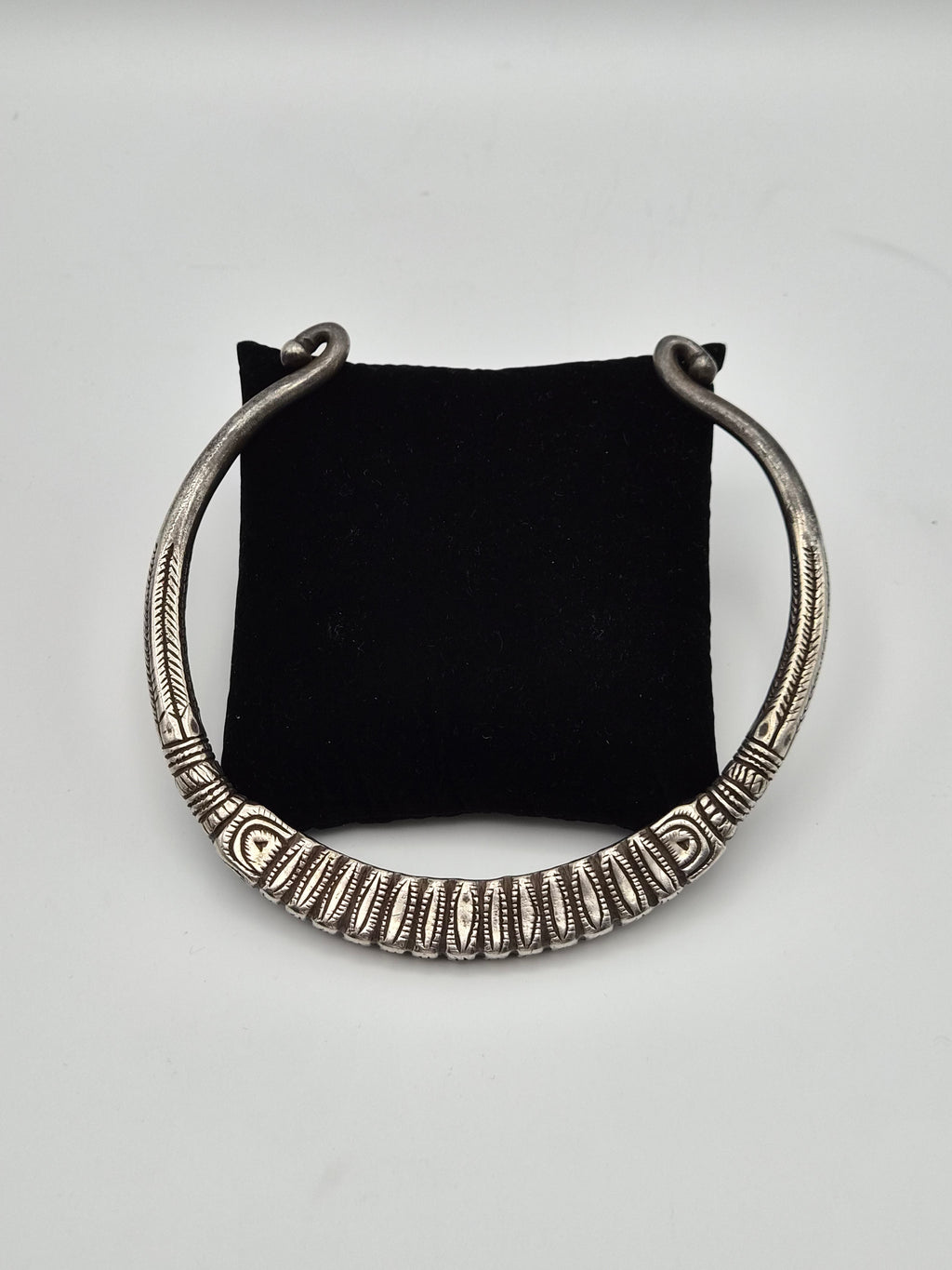 Tribale Kalli-armband en Hansli-torquehalsketting – rijk gegraveerde sieradenset