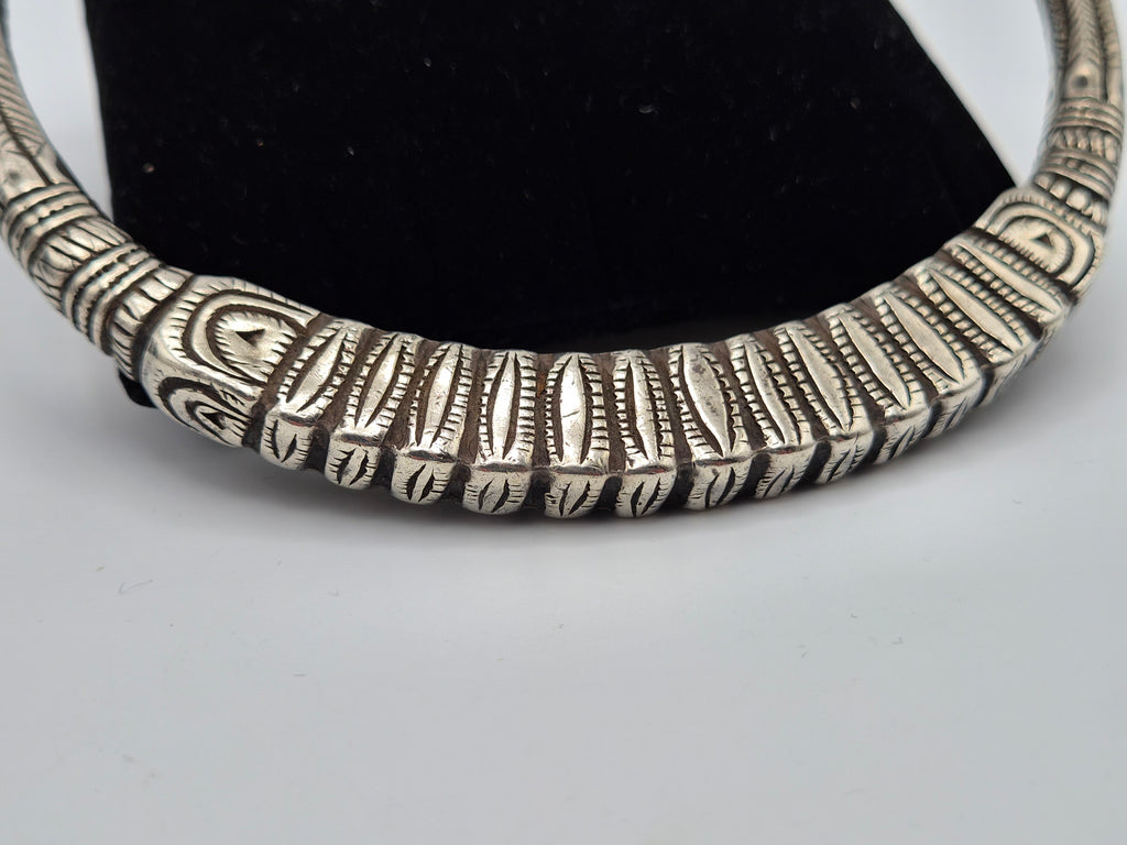 Tribale Kalli-armband en Hansli-torquehalsketting – rijk gegraveerde sieradenset
