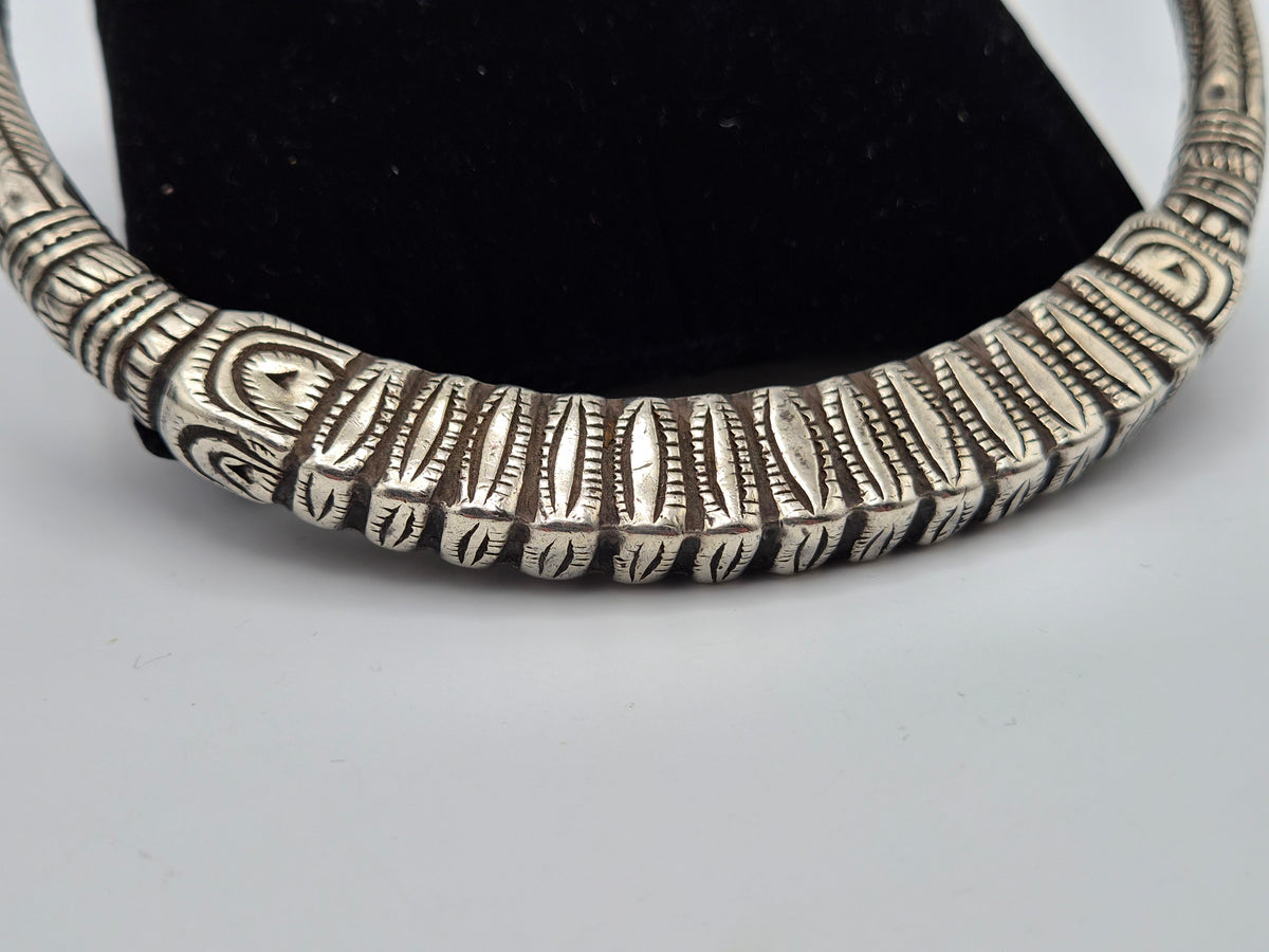 Tribale Kalli-armband en Hansli-torquehalsketting – rijk gegraveerde sieradenset