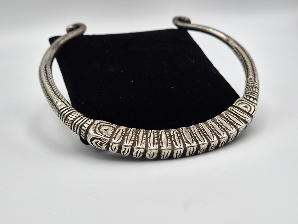 Tribale Kalli-armband en Hansli-torquehalsketting – rijk gegraveerde sieradenset
