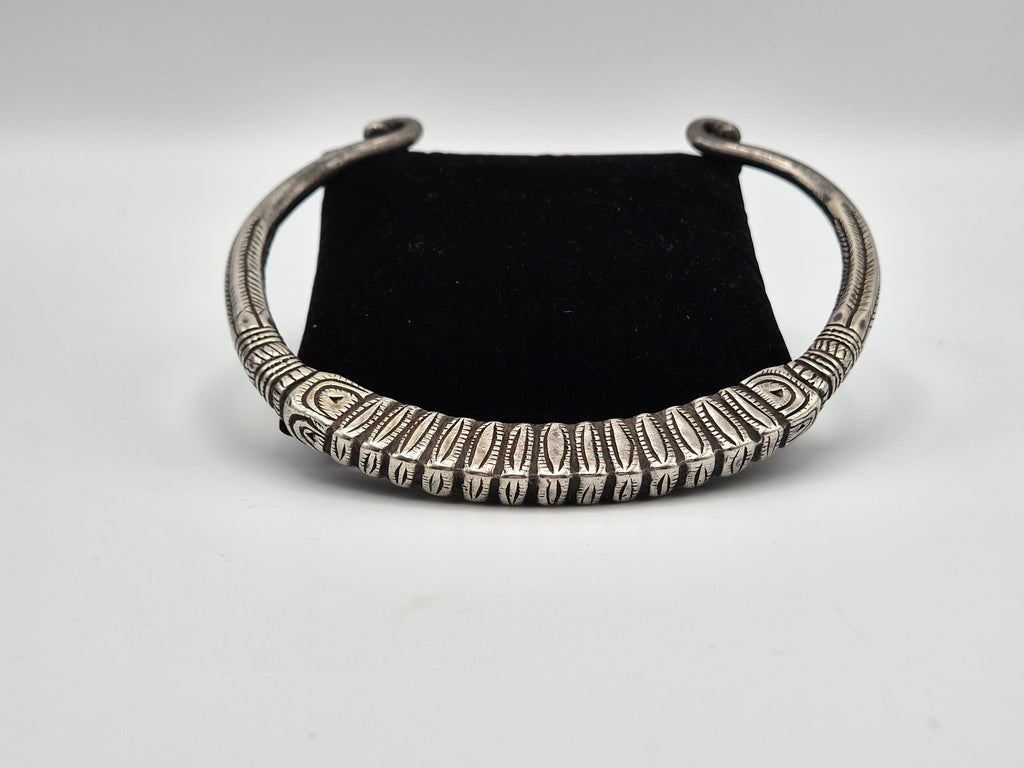 Tribale Kalli-armband en Hansli-torquehalsketting – rijk gegraveerde sieradenset