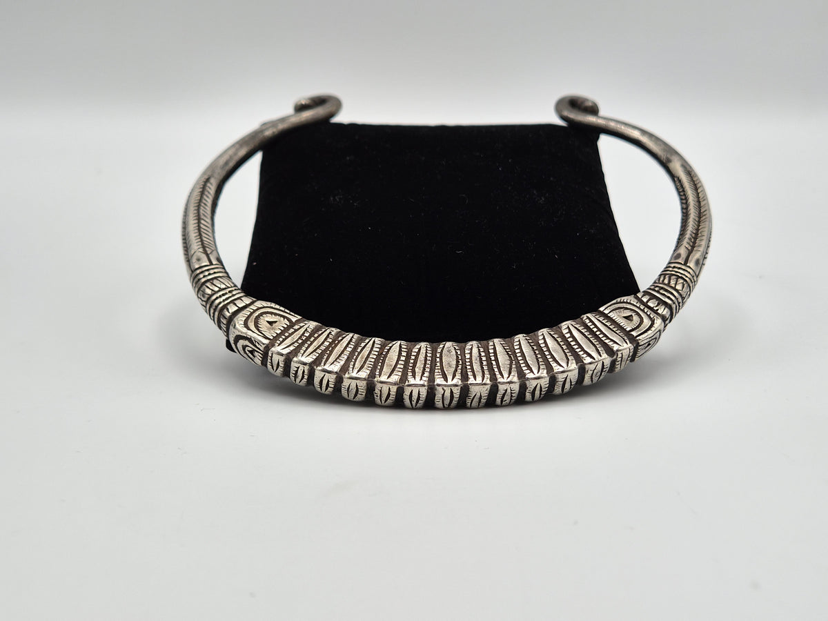 Tribale Kalli-armband en Hansli-torquehalsketting – rijk gegraveerde sieradenset