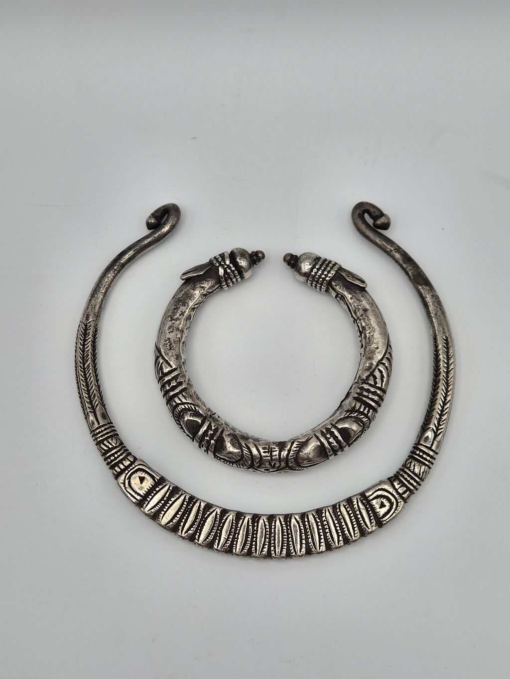 Tribale Kalli-armband en Hansli-torquehalsketting – rijk gegraveerde sieradenset