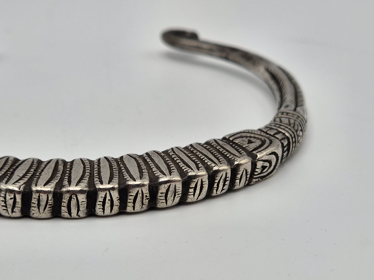 Tribale Kalli-armband en Hansli-torquehalsketting – rijk gegraveerde sieradenset