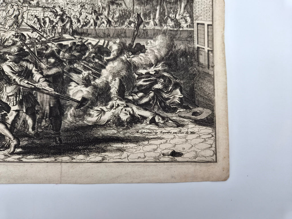 Gegraveerde strijdscène met soldaten en geweren, uitsnede van prent in zwart-wit