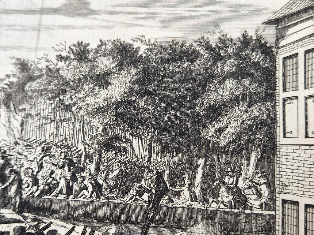 Gravureprent detail met bomen en soldaten bij een hek, zwart-wit op papier