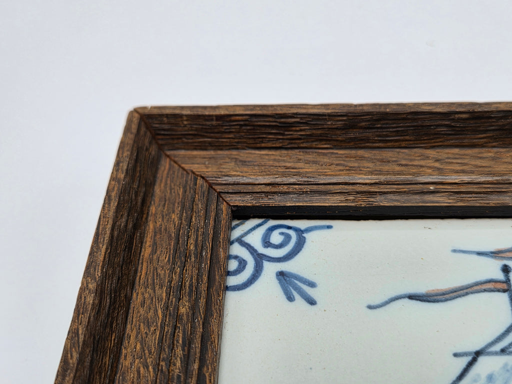 Houten lijsthoek van wandtegel met blauw-wit decoratief randornament