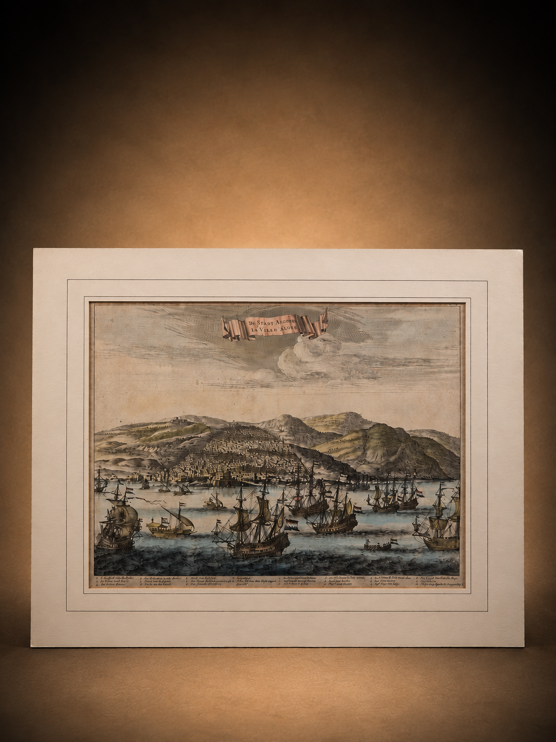 Antieke Handgekleurde Gravure ‘De Stad Algiers’ – Michiel de Ruyter voor Algiers – 17e-eeuwse Zeegeschiedenis – Ingelijst