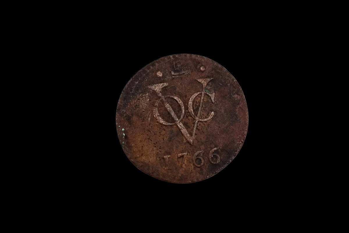 Antieke koperen VOC-duit West-Friesland 1766 – Enkhuizen- foto van de voorzijde van deze munt