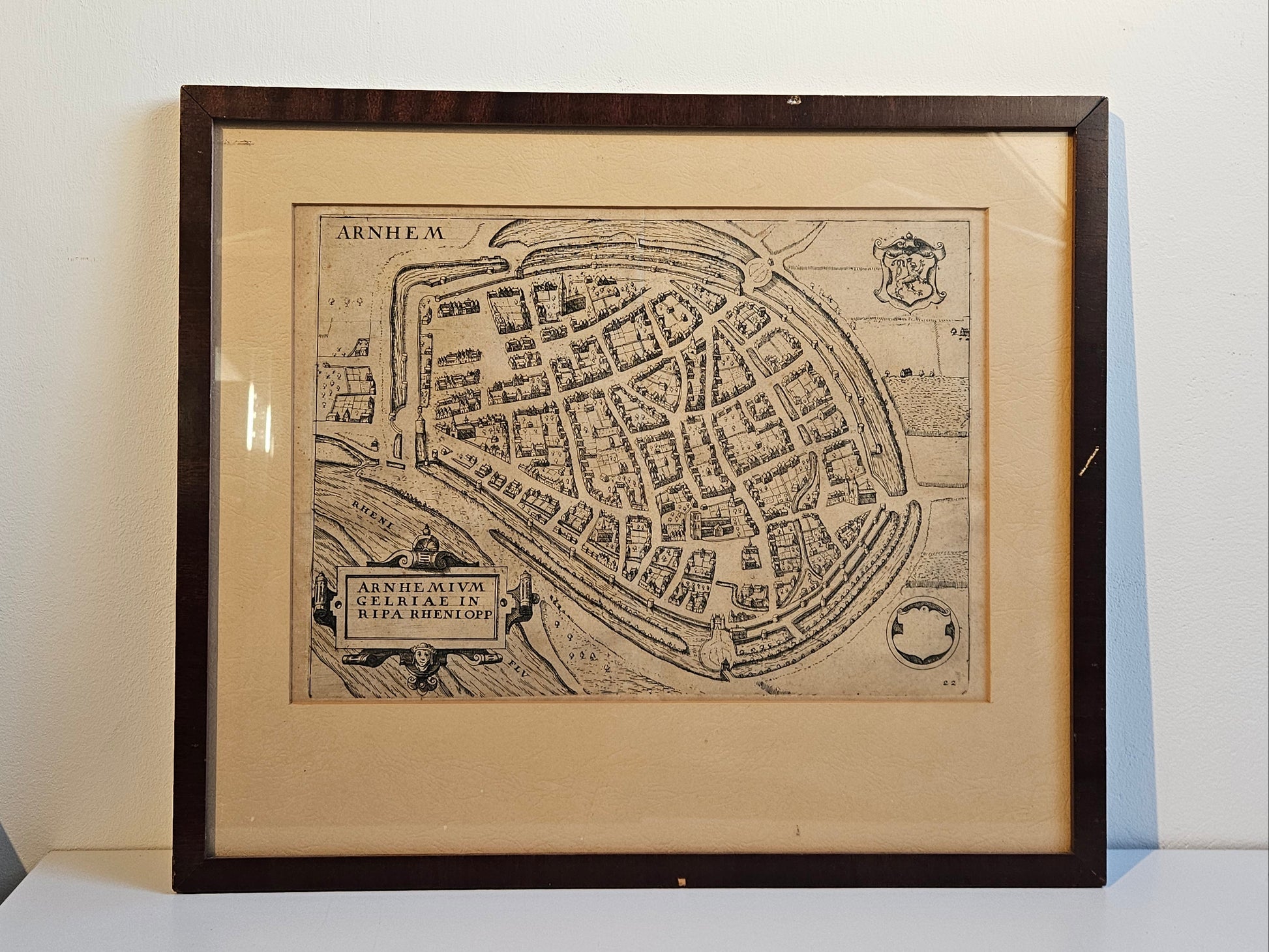 Authentieke Antieke Stadskaart Arnhem – Lodovico Guicciardini (ca. 1612) – Ingelijst (44,5 x 38 cm)