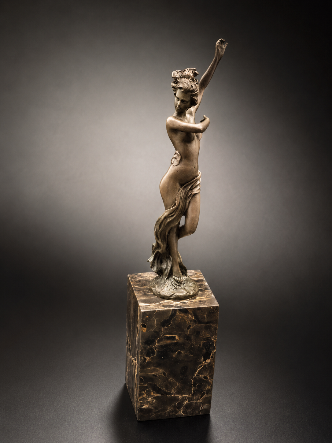 Modern bronzen beeld 'Dansende vrouw met Sjaal' – Gesigneerd Milo – 36 cm