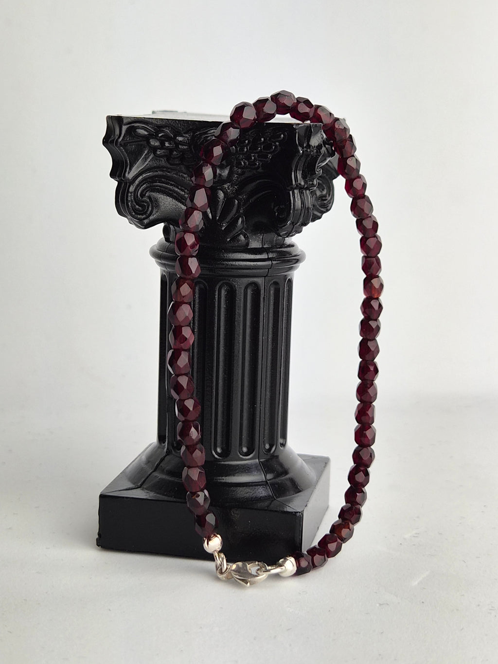 Granaten armband met een zilveren slotje. Mooi vintage armband.