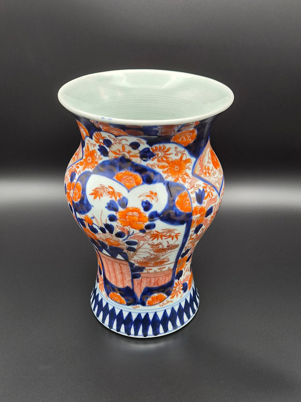 Grote antieke Japanse Imari porseleinen balustervaas uit de 19e eeuw rijk gedecoreerd met kobaltblauw en ijzerrood van Antiekhuys.nl.