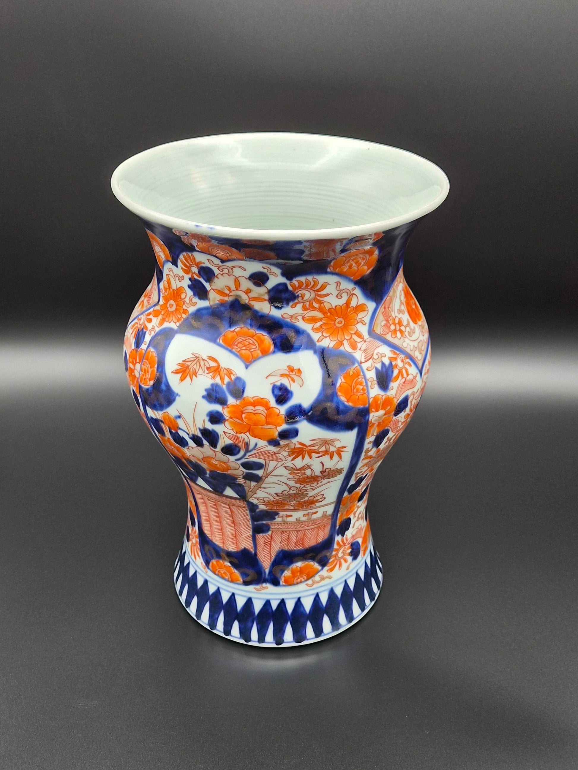 Grote antieke Japanse Imari porseleinen balustervaas uit de 19e eeuw rijk gedecoreerd met kobaltblauw en ijzerrood van Antiekhuys.nl.