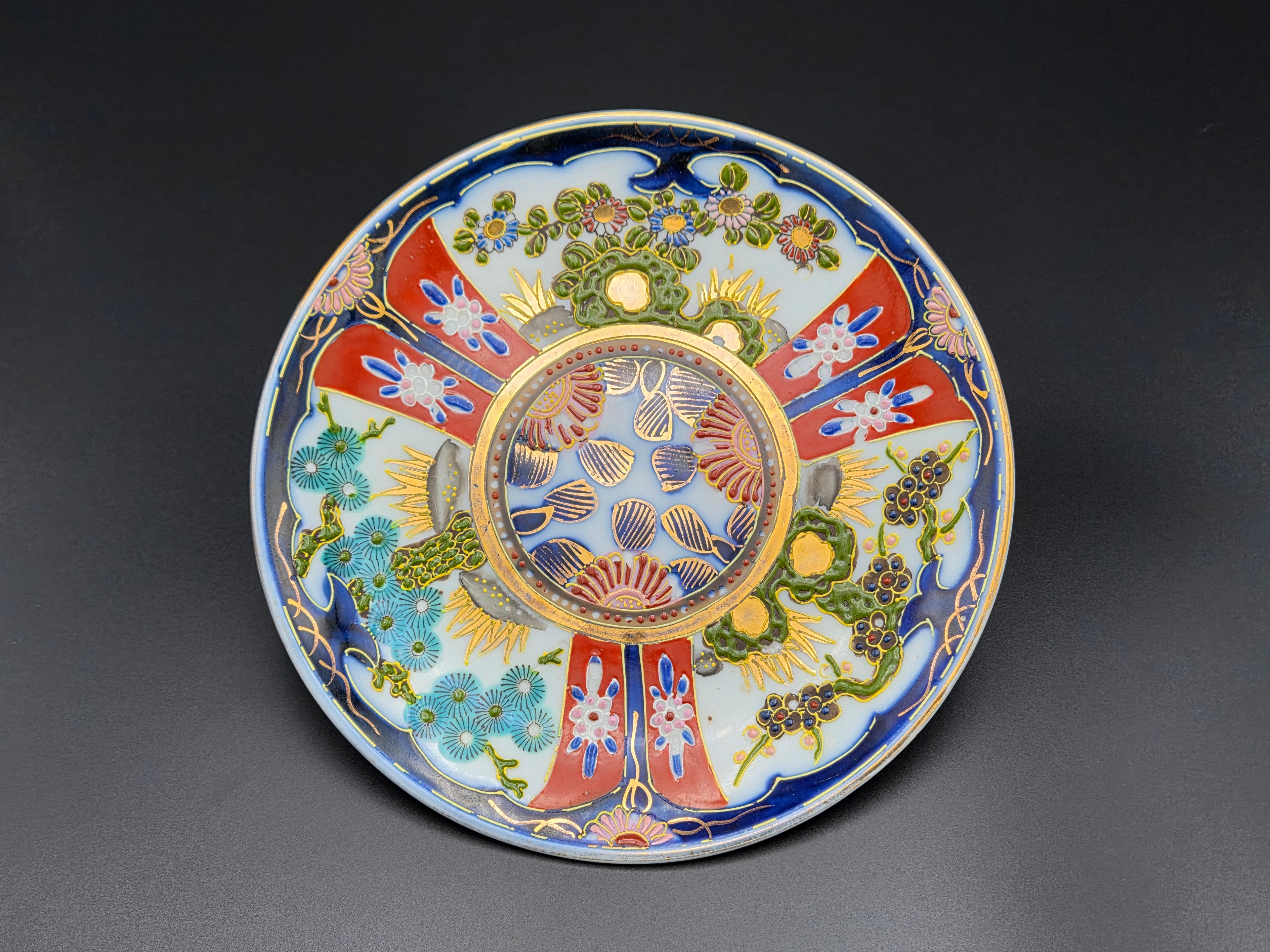 Handbeschilderd Japans Imari porselein bord van 18,5 cm in Kinrande-stijl met florale patronen en goudreliëf van Antiekhuys.nl.