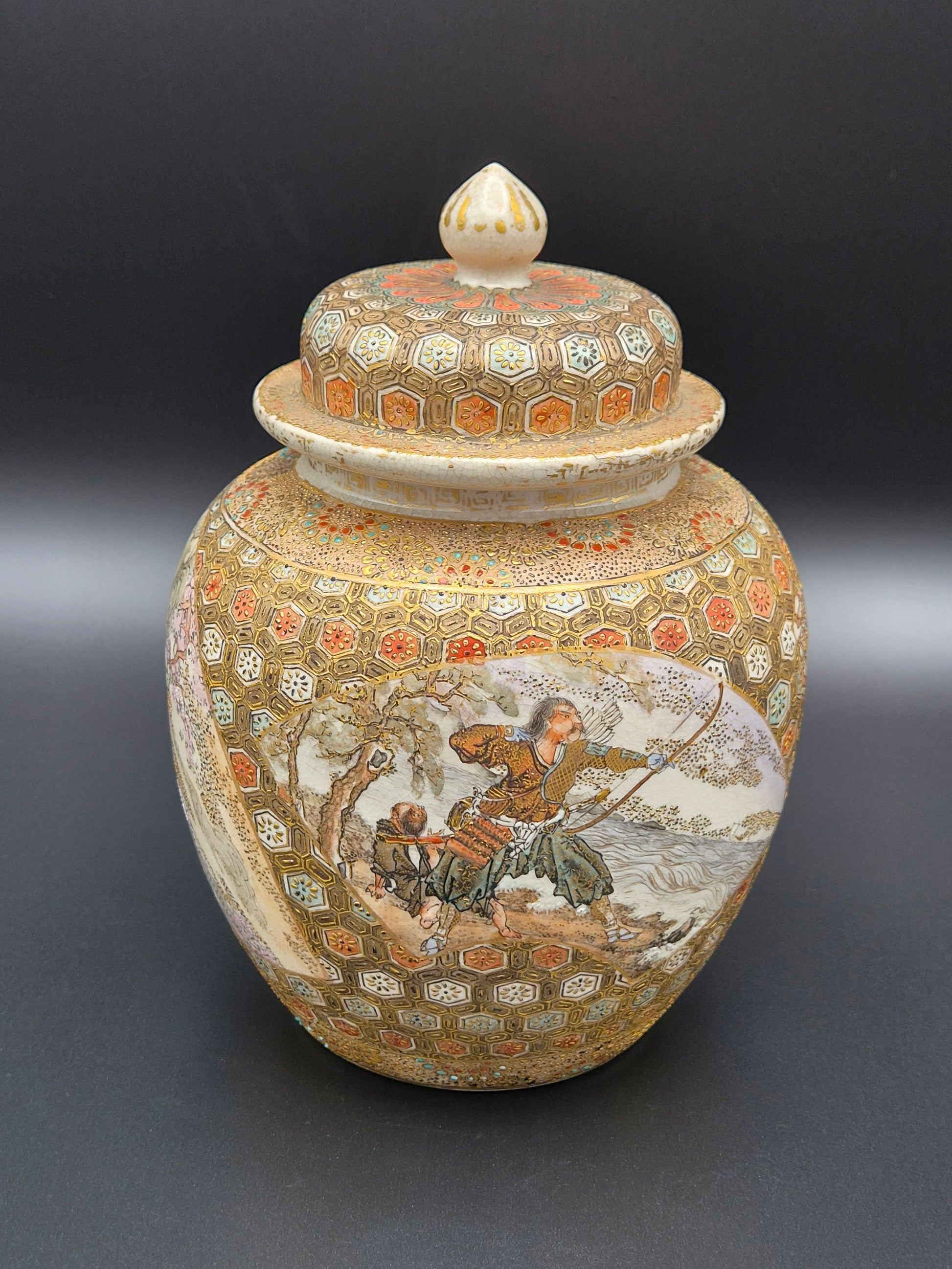 Japanse Satsuma dekselurn met goudbrokaat en cartouches – Meiji-periode (ca. 1890-1910)