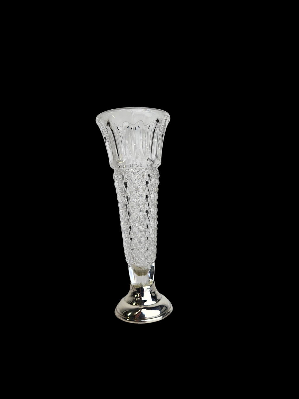 Kristallen vaasje op zilveren voet