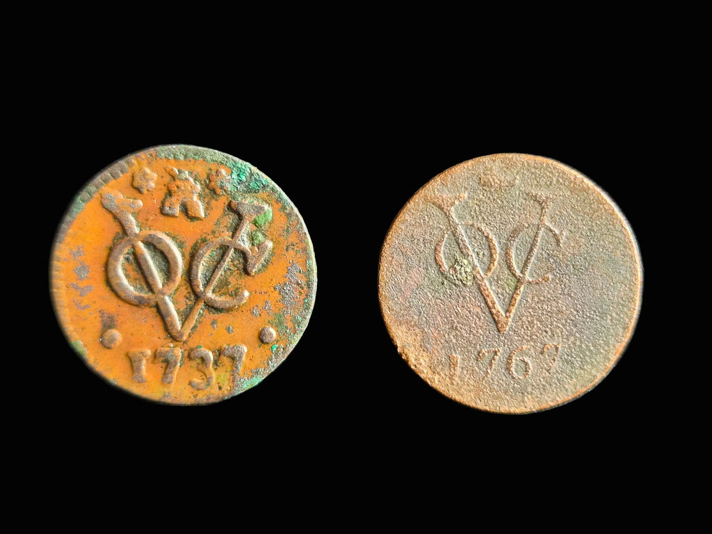Twee Originele VOC-Duiten (1737 & 1767) – Verenigde Oost-Indische Compagnie – Koloniaal Handelsgeld