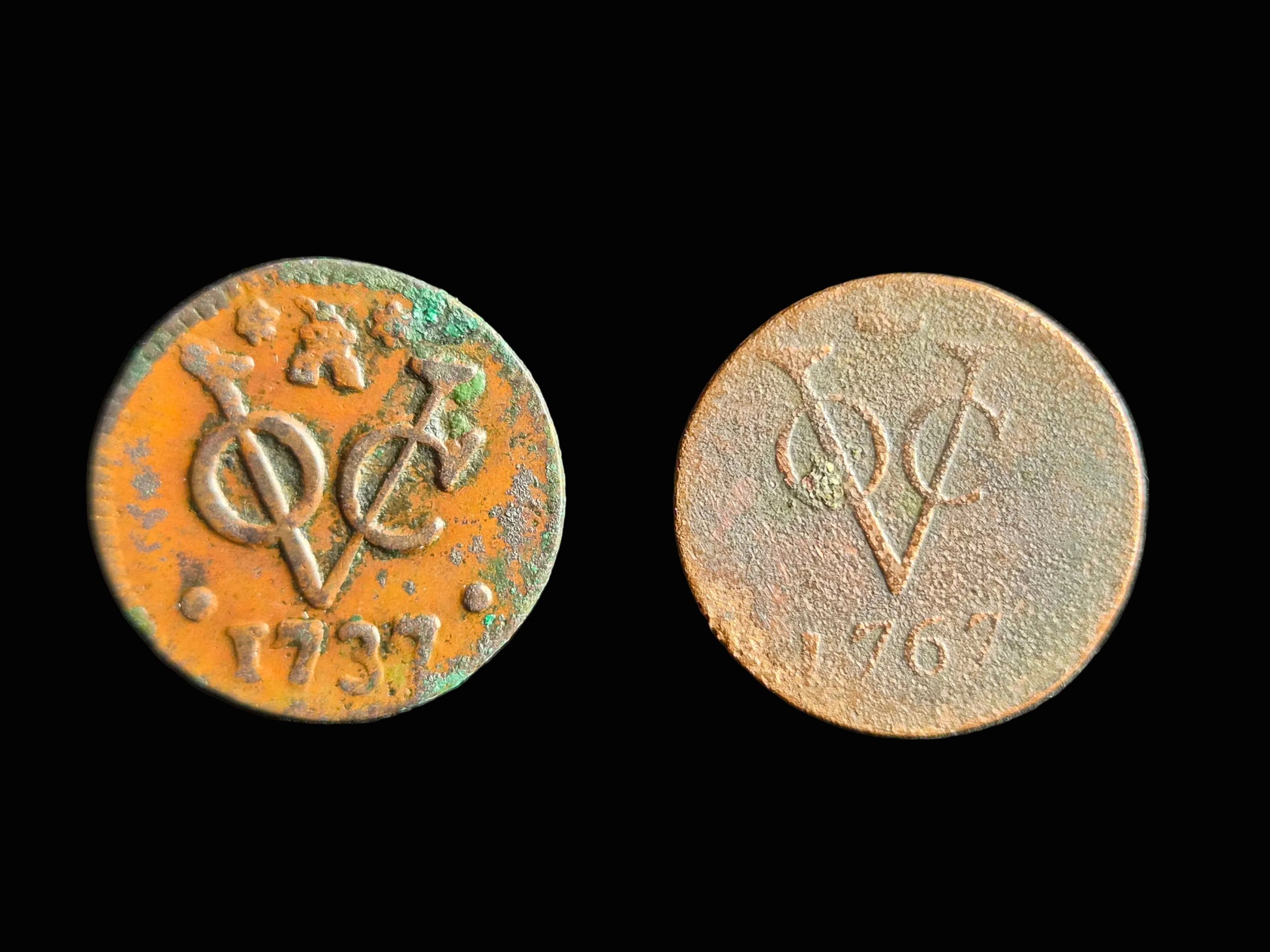 Twee Originele VOC-Duiten (1737 & 1767) – Verenigde Oost-Indische Compagnie – Koloniaal Handelsgeld