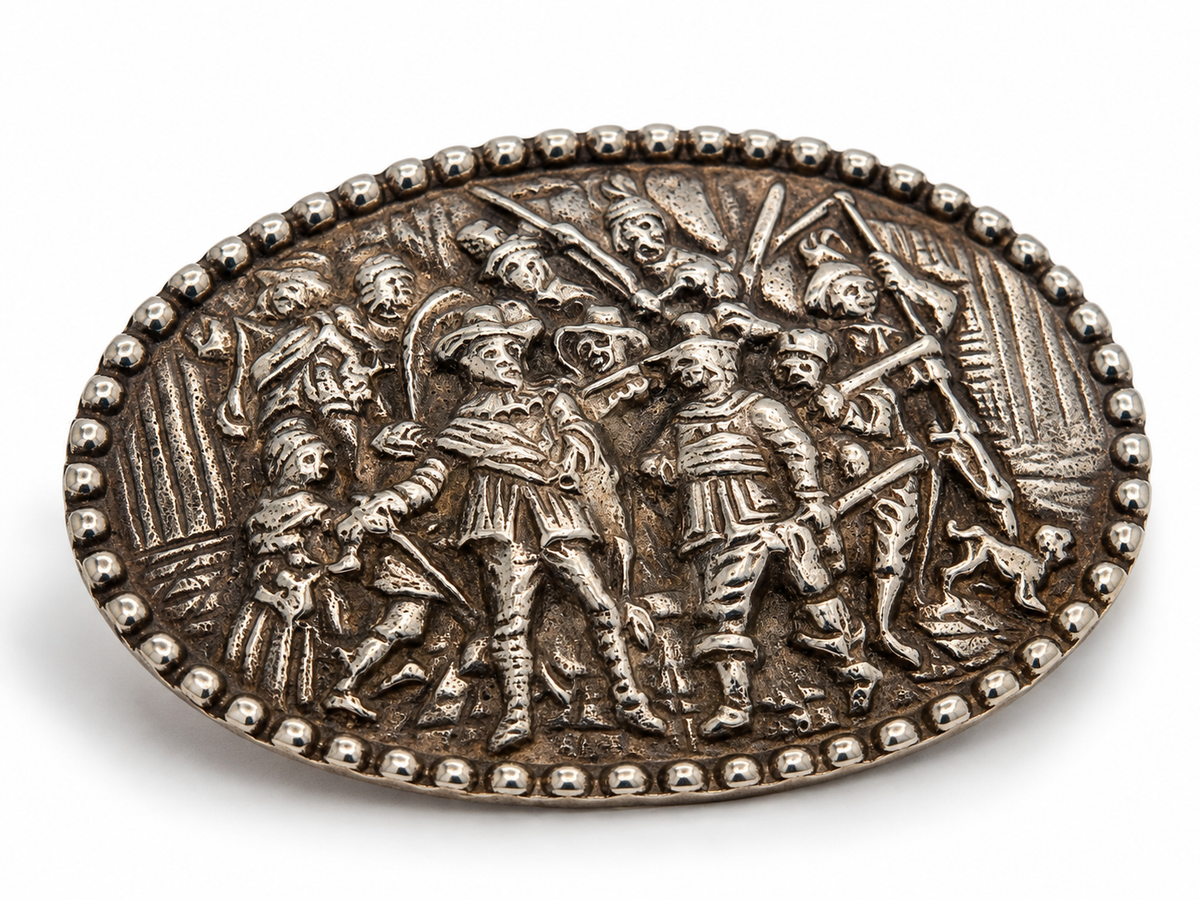 Vintage broche met reliëfvoorstelling van De Nachtwacht naar Rembrandt van Rijn, met decoratieve rand en dolkmerk aan de achterzijde.