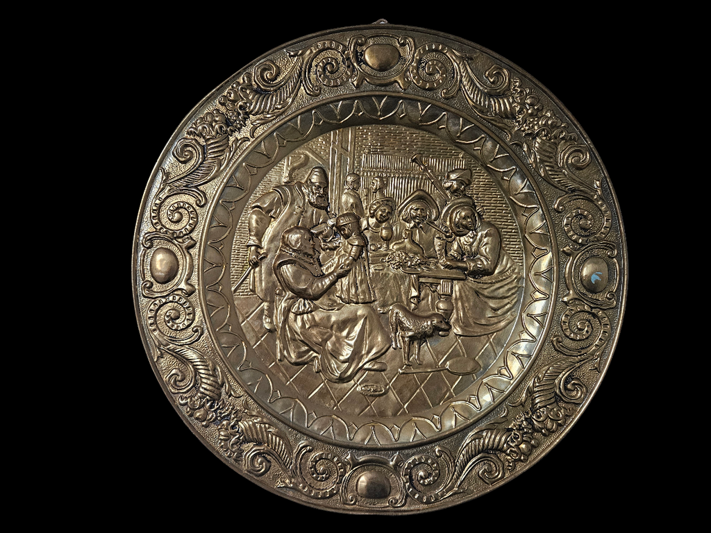 Antiek koperen wandbord met herberg tafereel