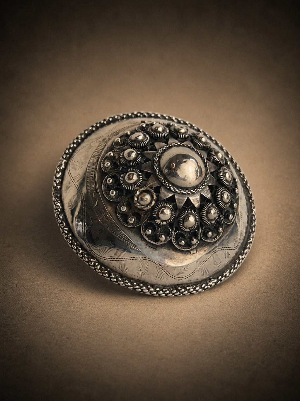 Antiek Zilveren Dekseldoosje van een Zeeuwse Broeksknoop – Uniek Ambachtelijk Verzamelobject