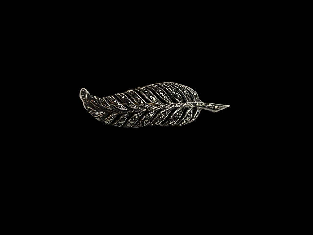 Zilveren_broche met edelstenen in de vorm van een veer