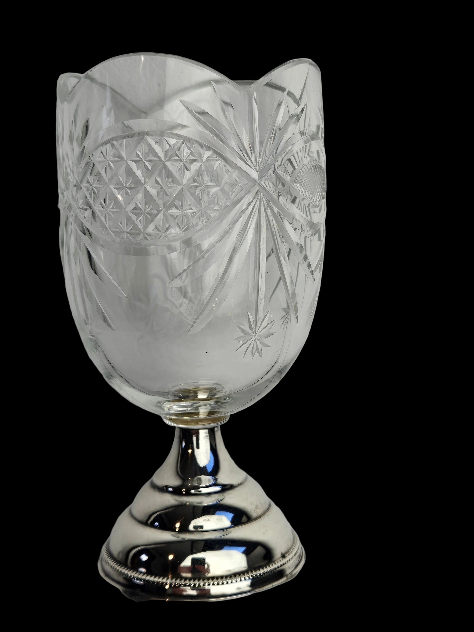 Kristallen glas, zilveren voet