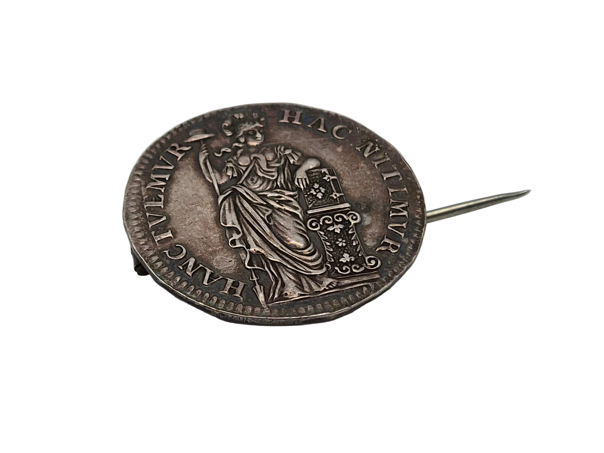 Antieke zilveren muntbroche met ingeslagen portret en metalen speld aan de achterkant.munt_broche_x_stuiver_18_eeuw