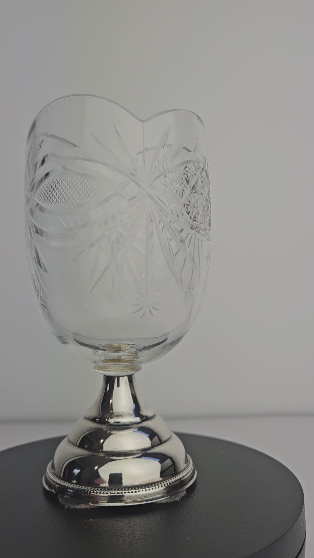 Antiek kristalglas op zilveren voet | verfijnde woondecoratie | Vaasje