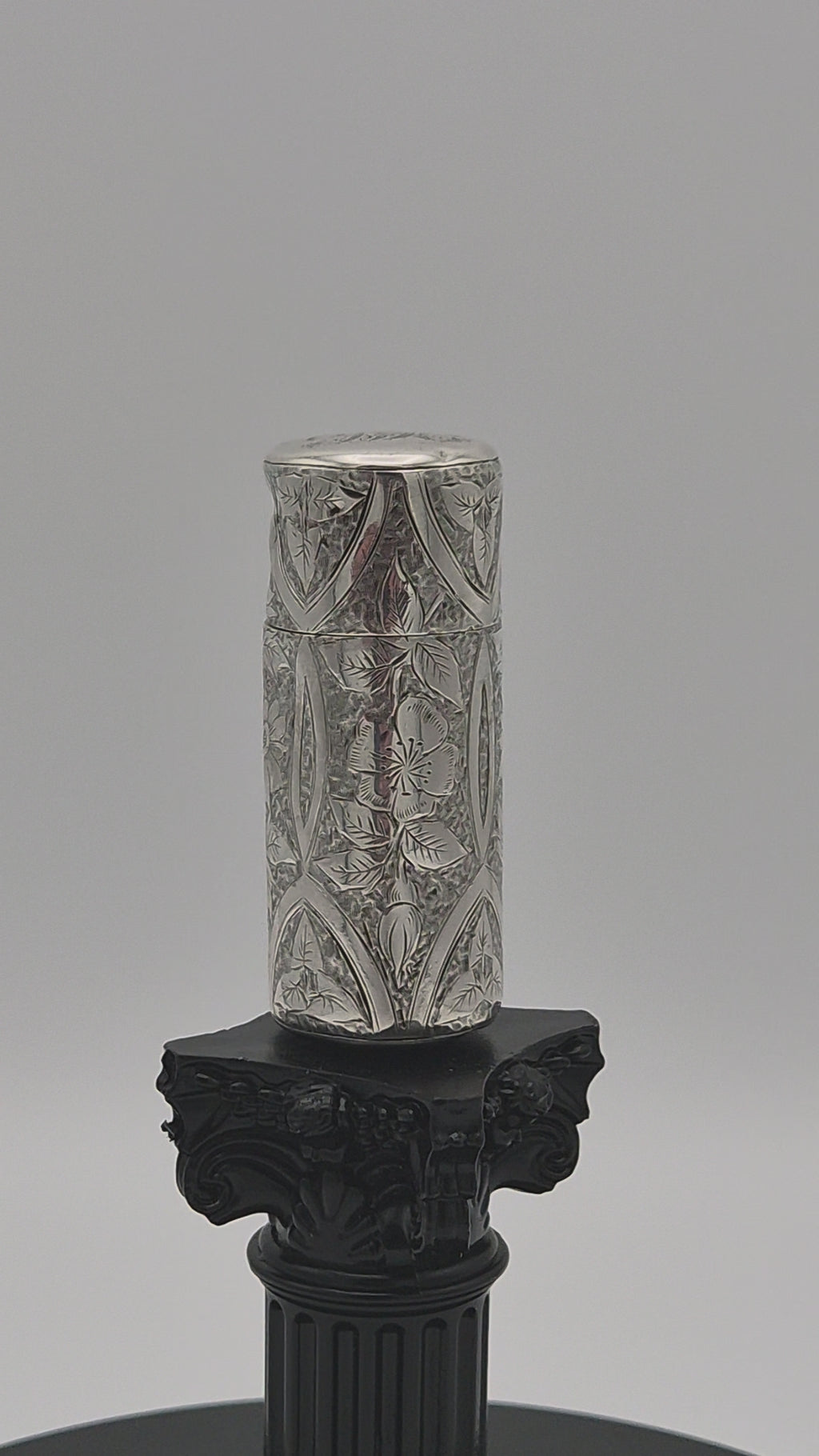 Victoriaans Zilveren Parfumflesje – Floraal Gegraveerd – H.T.B - Sterling