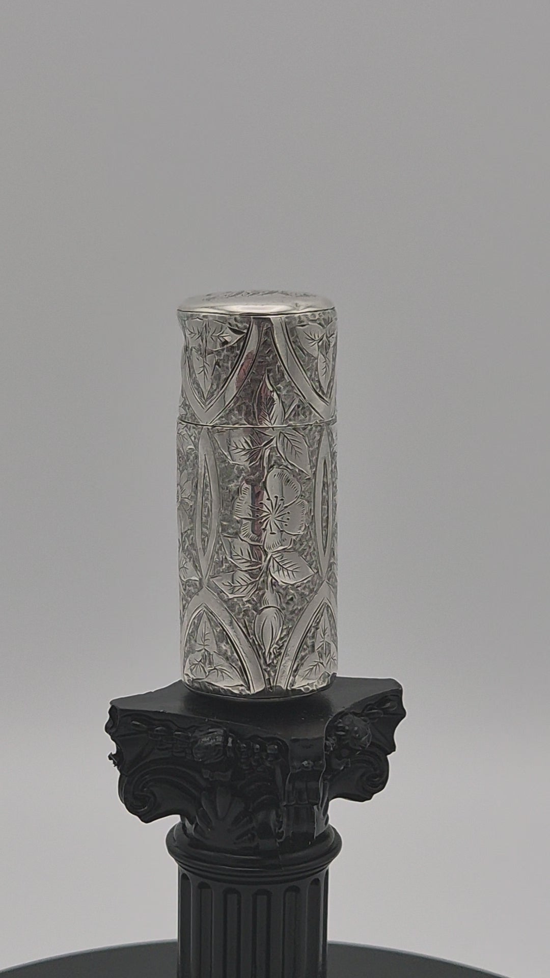 Victoriaans Zilveren Parfumflesje – Floraal Gegraveerd – H.T.B - Sterling