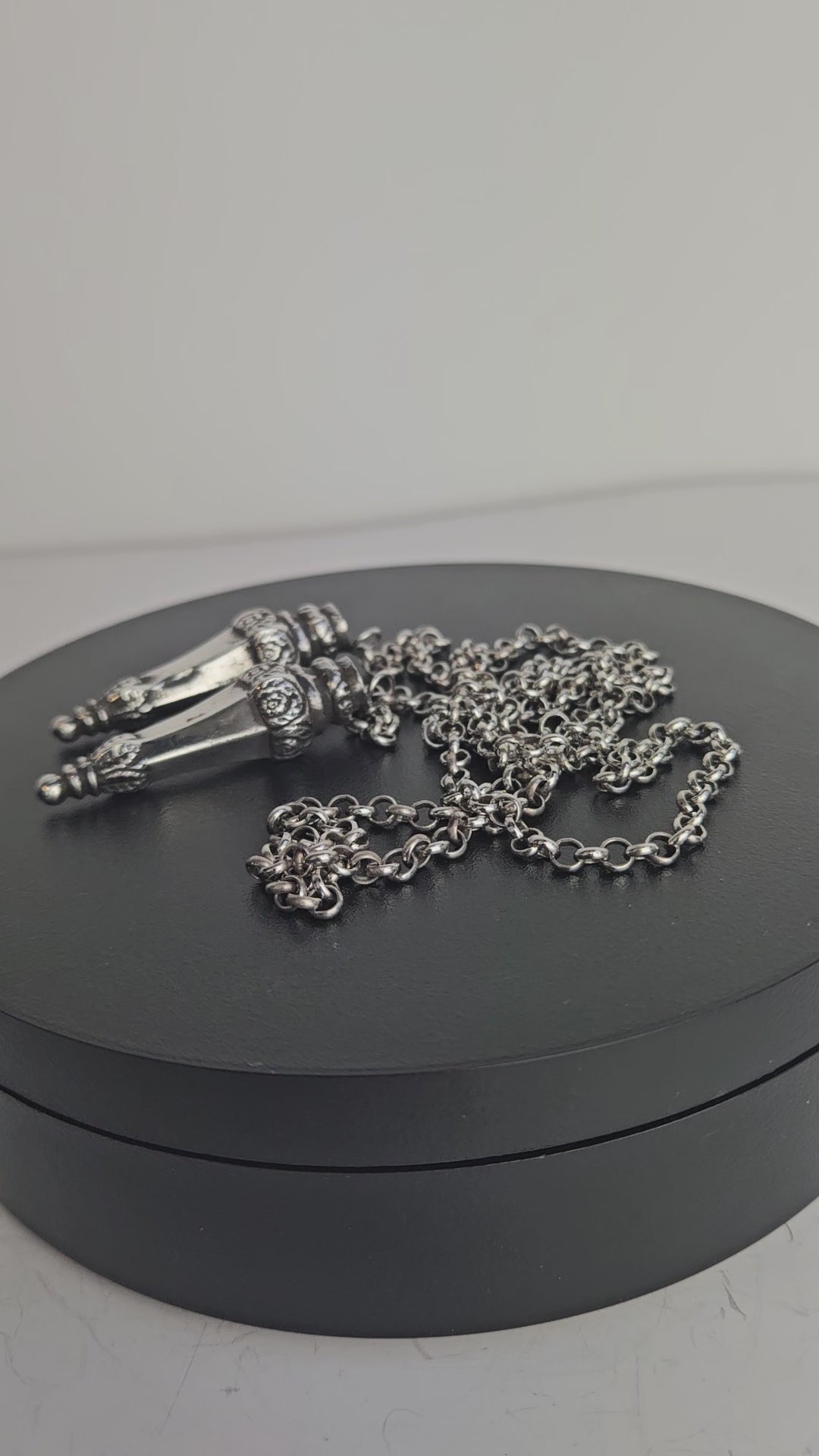 Antieke Zilveren Breipenbeschermers aan Sierlijke Jasseronketting