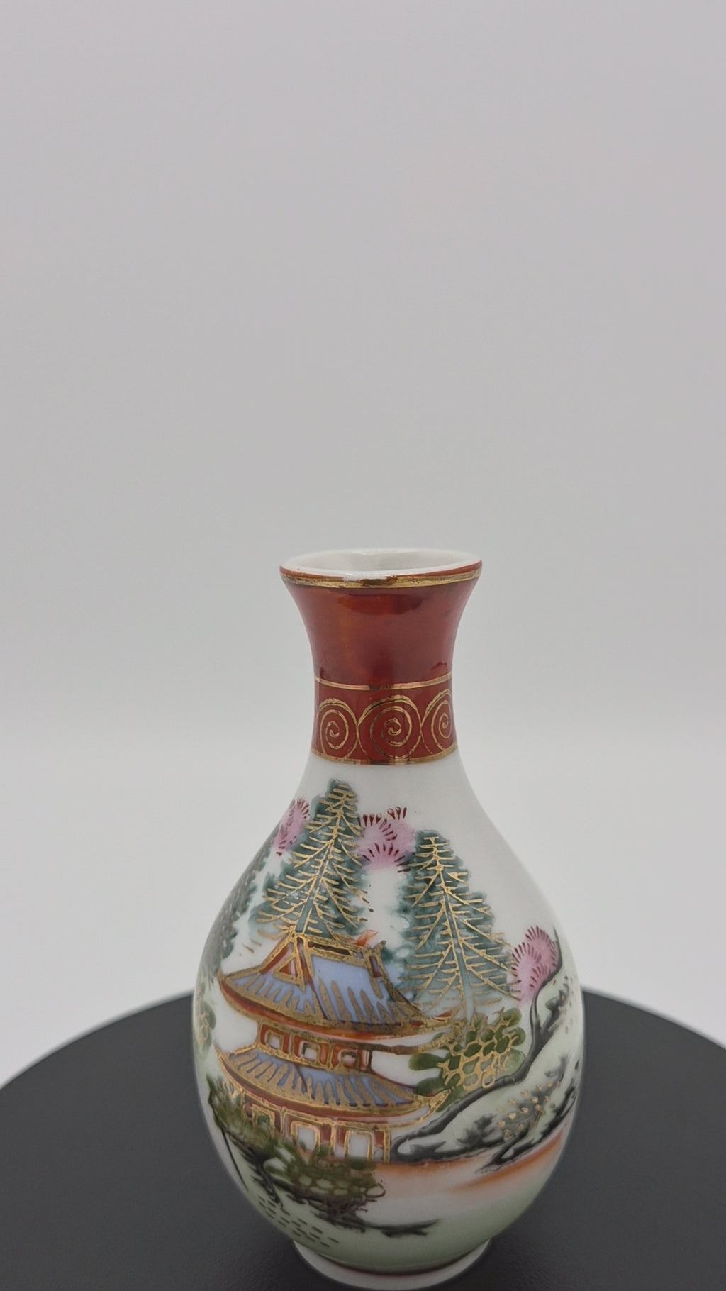 Antieke Japanse Kutani Miniatuurvaas – Handbeschilderd Landschap met Pagode – ca. 1920-1940