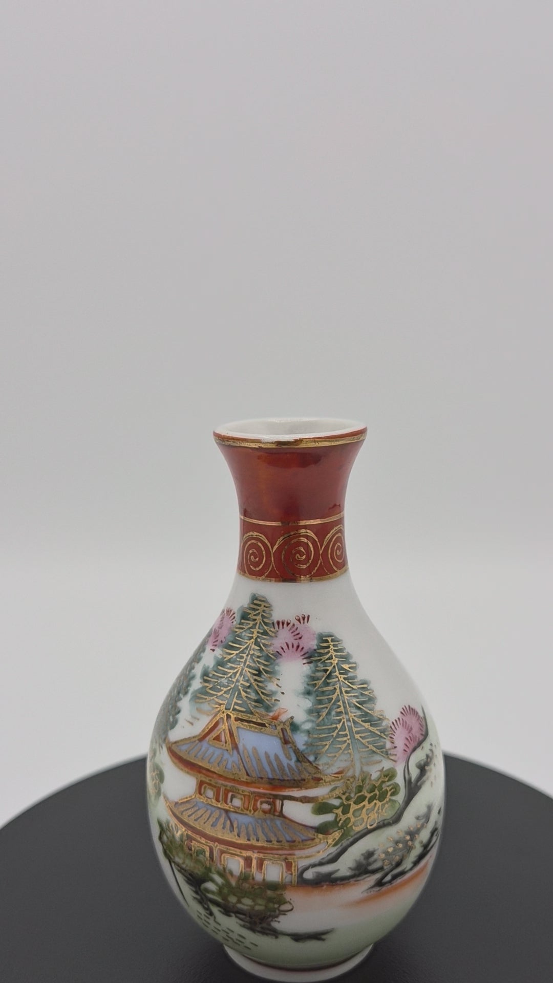Antieke Japanse Kutani Miniatuurvaas – Handbeschilderd Landschap met Pagode – ca. 1920-1940
