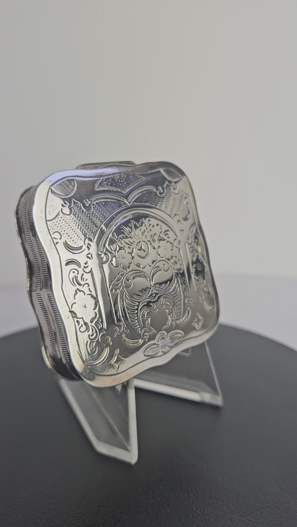 Antieke Zilveren Pepermuntdoosje | Rijk Gegraveerd Rococo of Biedermeier Decor